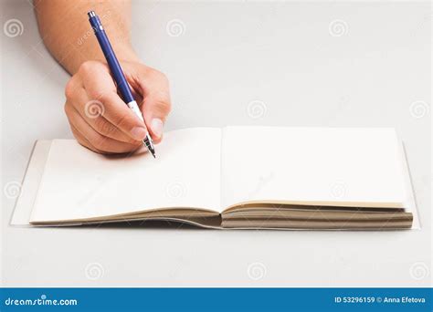 A Mão Do Homem Com A Pena Escrevendo Algo Imagem De Stock Imagem De