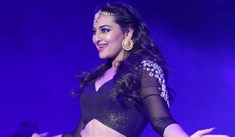 Sonakshi Sinha Will Perform At Justin Biebers Purpose Tour In India Sunrise Radio The