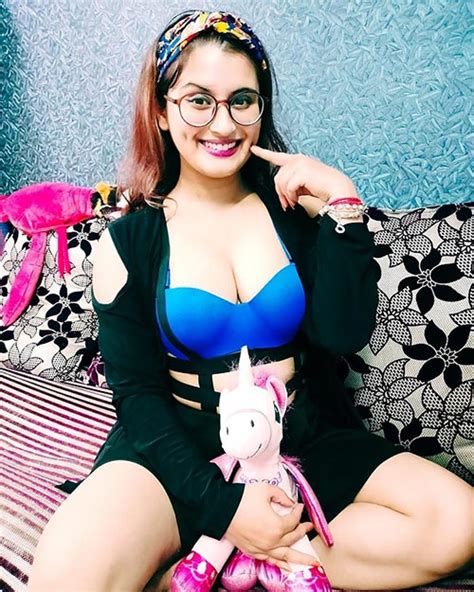 Bold Photos Of Gunnjan Aras Sexy Indian Internet Sensation And Actress Navel Queens
