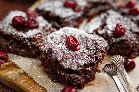 Einfaches rezept für einen schnellen, saftigen schokoladenkuchen mit kirschen, im badischen wird der kuchen kuchen und torten rezepte. Veganer Saftiger Schoko-Kirsch Kuchen | UMAMI Vegan Kochen