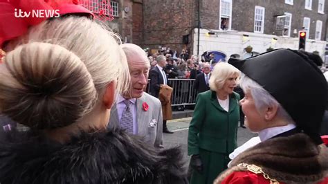 بريطانيا بالعربي🇬🇧 On Twitter الملك تشارلز وزوجته يتعرضان لهجوم بالبيض أثناء زيارتهما لمدينة