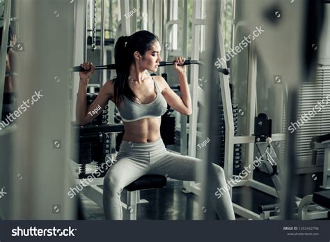 Sexy Asian Women Exercising Lat Pulldown库存照片1292442796 Shutterstock