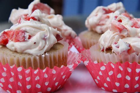 Mix And Match Mama Strawberry Buttermilk Cupcakes Yummy Food Dessert Cupcake Recipes