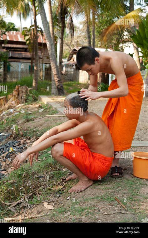 Moines se douchent et se rasent au temple laos Banque de photographies et dimages à haute