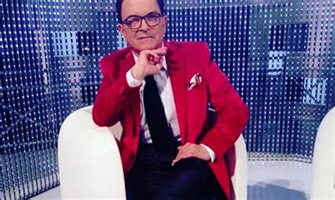 Artista a tutto tondo e protagonista della scena nazionalpopolare. Cristiano Malgioglio età, altezza e curiosità: tutto sul ...