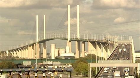 No need to wander anywhere. Payments change for drivers at Dartford Crossing - BBC News