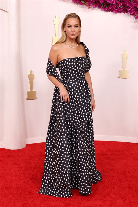 Oscars Jennifer Lawrence portait une robe Dior qui a nécessité heures de travail