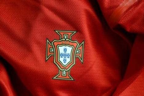 Update this logo / details. Portugal (Destaque do logo FPF na camisola)