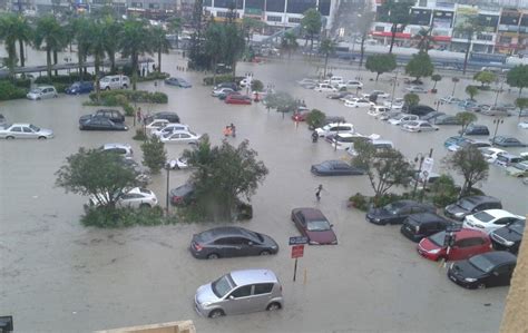 Jalan puchong & ioi mall puchong. Affected by flood | Flood in front of IOI Mall, Puchong ...