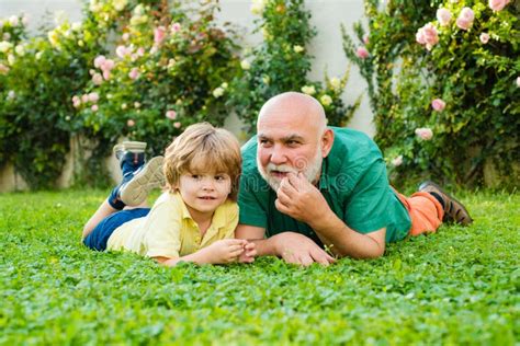 Feliz Familia El Abuelo Abraza A Su Abuelo De Vacaciones Verano Familiar Y Vacaciones Activas
