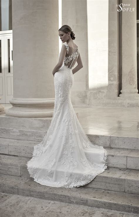 Chiaramente gratuito, come tutti i modelli che vengono rilasciati da drops, è stato pubblicato proprio di recente da una rivista specializzata in lavori all'uncinetto italiana. Abiti da sposa Le Spose di Sofia 2018 da Boutique Velo