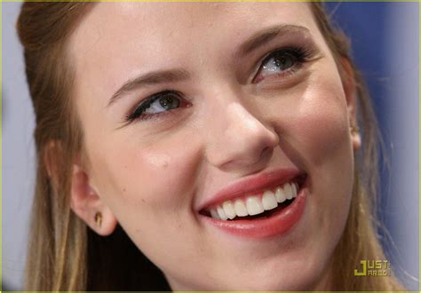 Scarlett Johansson Perks Up Peace Prize Ceremony Photo