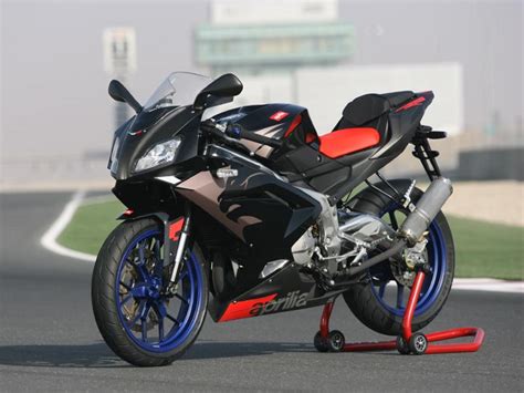 The new aprilia rs 125 is available in a choice of two colour schemes, all of which emphasise its mean, aggressive nature. 2006 Aprilia RS 125 Review - Top Speed
