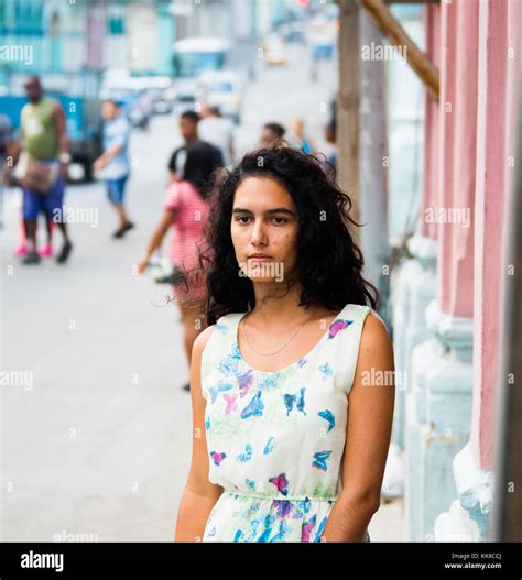 La Mujer Cubana En La Calle En La Habana Cuba Fotografía De Stock Alamy