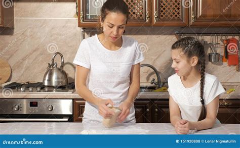 La Mamá Es Enseñando Su Hija Adolescente A Cómo Cocinar La Pasta En La