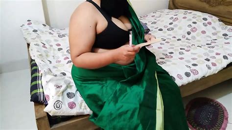 Rajasthani Tia Sexy é Fodida Enquanto Assina A Escritura De Terra Olhando Para Seus Peitos