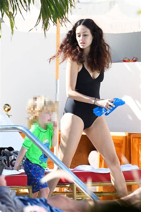 Mick Jaggers Gf Melanie Hamrick Sunbathes By The Pool In A Bikini Photos Zonettie