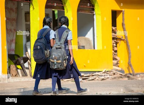 Las Niñas En Su Camino A La Escuela Junto A Las Orillas De Las Aguas De Kumarakom Kerala India