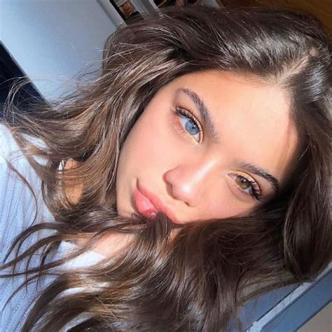 Pin By 𝓐𝓭𝓪🖤 On G I R L S Brown Hair Selfie 90th Hairstyle Beauty Girl