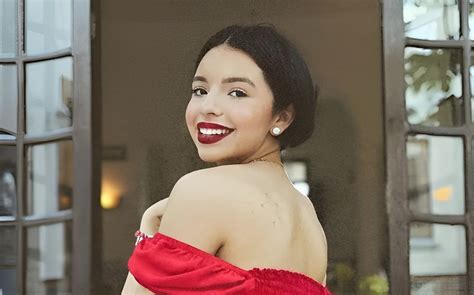 Ángela aguilar roba cámara con el bra top más hot de este 2023 chic magazine