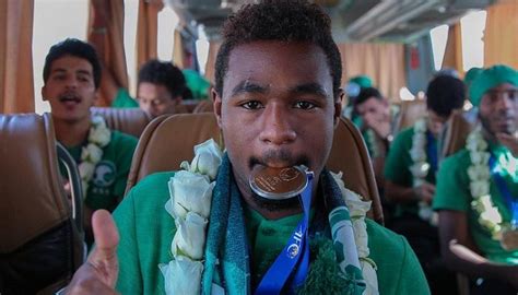مُتَّكِئِينَ عَلَى رَفْرَفٍ خُضْرٍ وَعَبْقَرِيٍّ حِسَانٍ (76) يقول تعالى ذكره : قائد "الأخضر الشاب" يحلم بالمشاركة في كأس آسيا بالإمارات