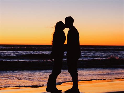 4k Couple Beach Sunset Wallpapers High Quality Download Free