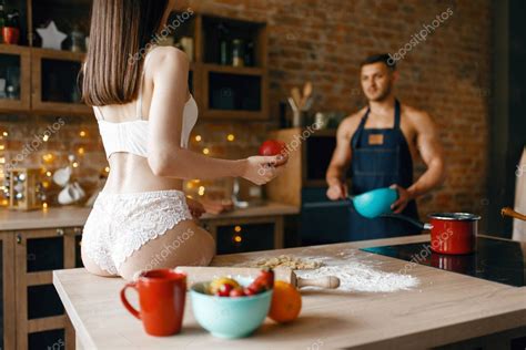 Sexy Pareja En Ropa Interior De Cocina En La Cocina Hombre Y Mujer