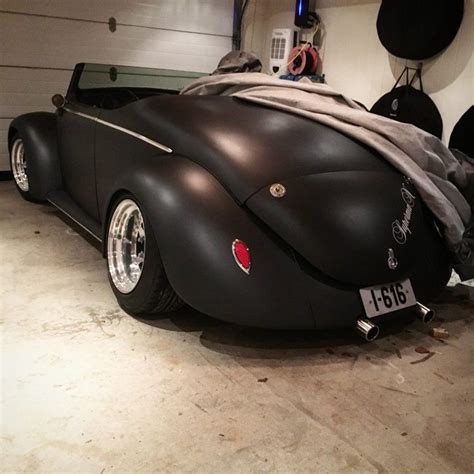 He applied a new color in an appealing way to the 1961 beetle deluxe. This Guy Transformed A 1961 VW Beetle Deluxe Into A Black ...