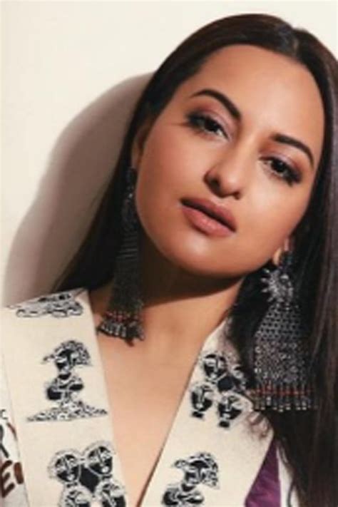 5 Steps To Recreate Sonakshi Sinhas Glossy Eyeshadow And Lip Vogue India Vogue India