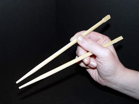 Put the other chopstick between the bottom of the thumb and the tip of the ring finger. How to use chopsticks