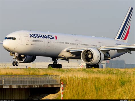 F Gzni Air France Boeing 777 300er At Paris Charles De Gaulle