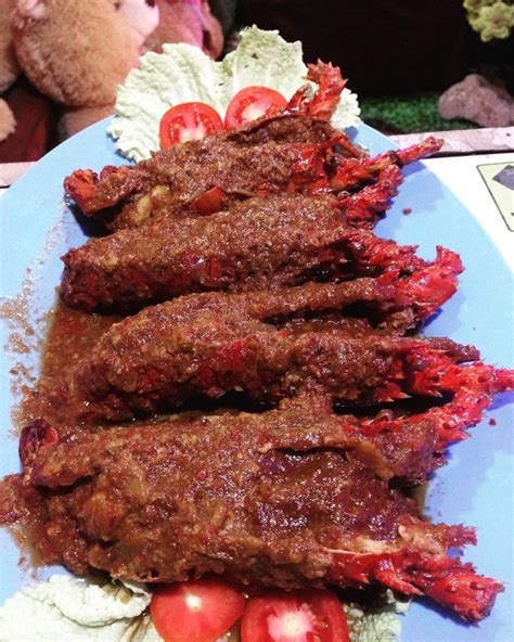 Letaknya strategis, masakan khas jawa yng enak dengan harganya yng terjangkau Rekomendasi 5 Rumah Makan Seafood di Jember