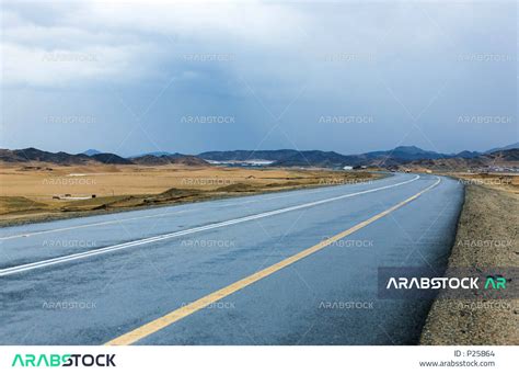 صورة مقربة لطريق صحراوي في المملكة العربية السعودية، طريق سريع، طريق