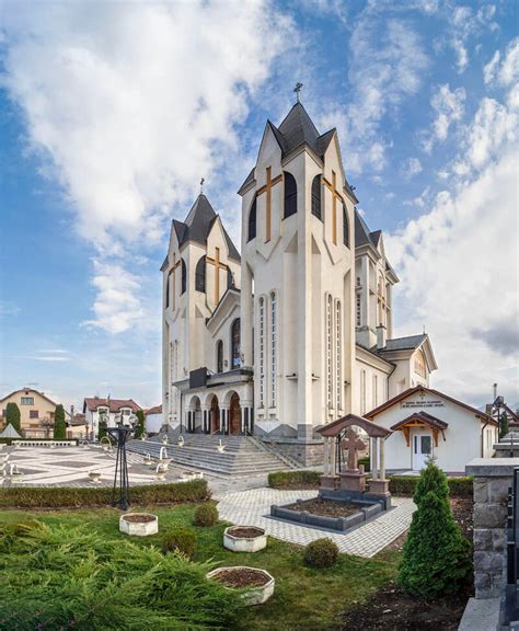 Biserica ortodoxa ii praznuieste astazi, 21 mai, pe sfintii imparati constantin si mama sa, elena. Biserica „Sfinții Împărați Constantin şi Elena şi Sf ...