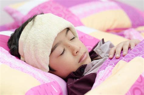 Semasa demam, pastikan anda mengelap badan anak dengan kerap. Saat Demam Sebaiknya Kompres Dingin atau Hangat? • Hello Sehat