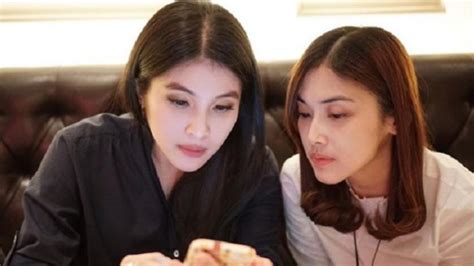Tak Kalah Mencuri Perhatian Dari Sang Kakak Lihat Deretan Potret Kartika Dewi Adik Sandra Dewi