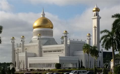 Masjid yang mendominasi pemandangan kota bandar seri begawan ini melambangkan kemegahan dan kejayaan islam yang menjadi agama mayoritas dan agama resmi brunei darussalam. Omar Ali Saifuddien Mosque - Wikipedia