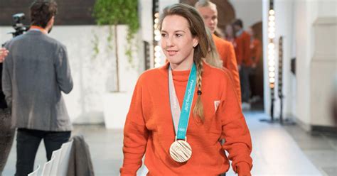 During the 2018 winter olympics relay, the netherlands was assigned to the b final, after the third place in the semifinals. La patineuse de vitesse sur piste courte néerlandaise Lara ...