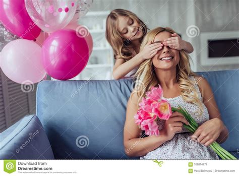Schnell kann das in frust enden. Mutter Und Tochter Zu Hause Stockbild - Bild von glück ...