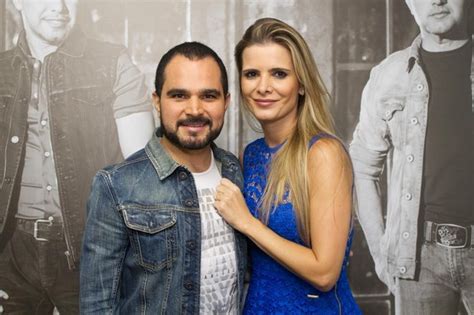 Uma das duplas sertanejas mais conhecidas é zezé di camargo e luciano, os irmãos marcaram muitas gerações e chegaram inclusive a lançar um filme que levou cerca de 5,3 milhões de pessoas as salas dos cinemas. EGO - Acompanhados, Zezé di Camargo e Luciano fazem show ...