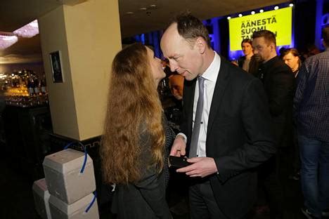 Aho vieraili aamulla radio novan aamulähetyksessä. Äänikuningas Halla-ahon elämä ja teot: oli tarjoilija ...