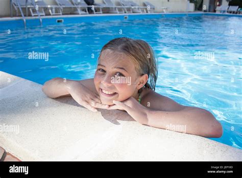 lächelndes mädchen im schwimmbad stockfotografie alamy
