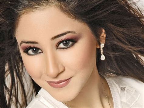 She has signed onto rotana, the arab world's largest record label. الجومانة: صور اسيل عمران