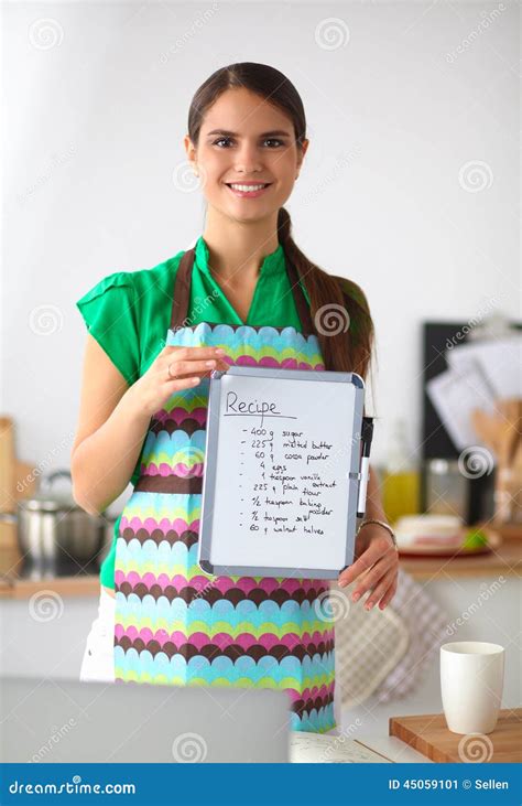 mujer joven sonriente en la cocina aislada encendido imagen de archivo imagen de hecho