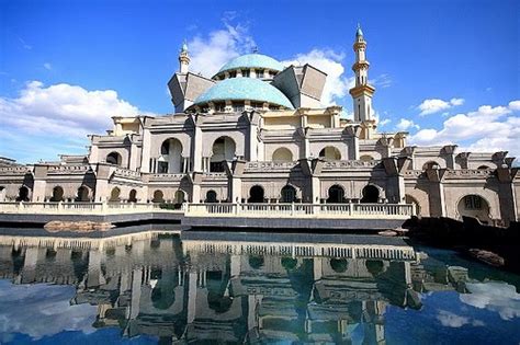 Daripada struktur, kedudukan setiap bahagian hinggalah penggunaan warna pada perincian, seni. Masjid Tercantik Di Malaysia - Syurga Itu Indah