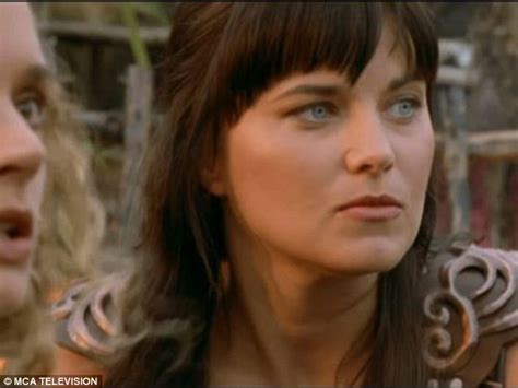 Xena The Warrior Princess Lucy Lawless Shows Off New Hairdo At Comic