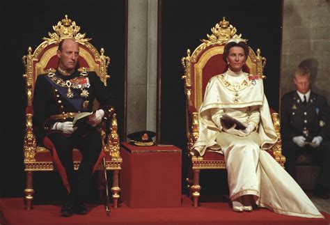 Dronningen og følget på totalt elleve opplevde uhell på turen til mollisfossen. Signing 1991: Kong Harald og dronning Sonja - NRK ...