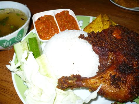 Ayam penyet adalah masakan yang berbahan dasar daging ayam dan sambal. ThE sToRy WiLL NeVeRR End...: Ayam Penyet+Nasi Putih+Ulam ...
