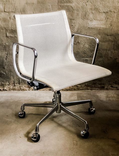 Sold Herman Miller Eames Aluminum Group Office Chair Ray Walters