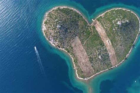 17 Heart Shaped Lakes Islands From Across The World That Stole Our